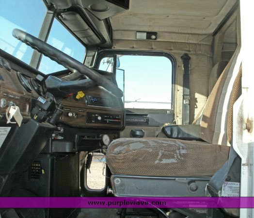 image for item 8821 1995 Freightliner FLD 120 truck