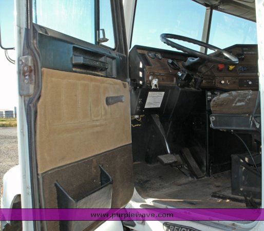 image for item 8821 1995 Freightliner FLD 120 truck