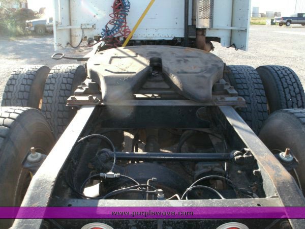 image for item 8821 1995 Freightliner FLD 120 truck