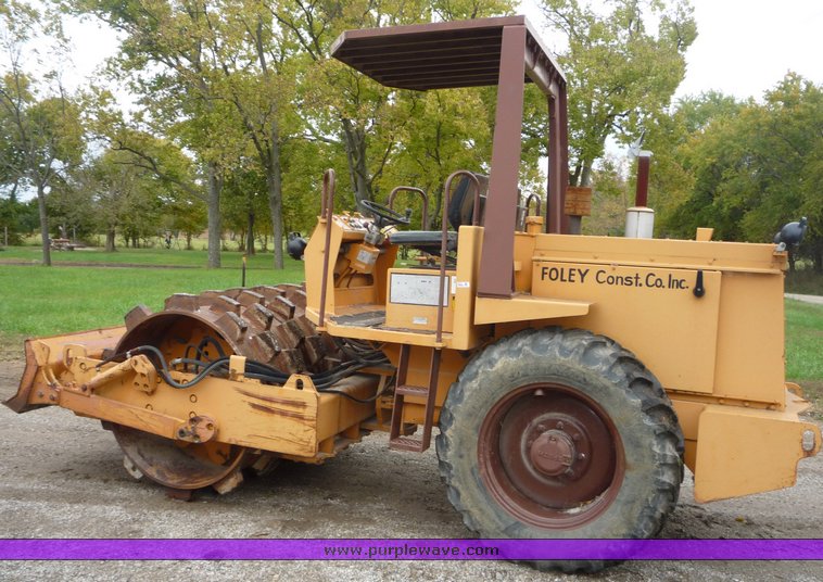 image for item 2073 Case 602B vibratory compactor roller