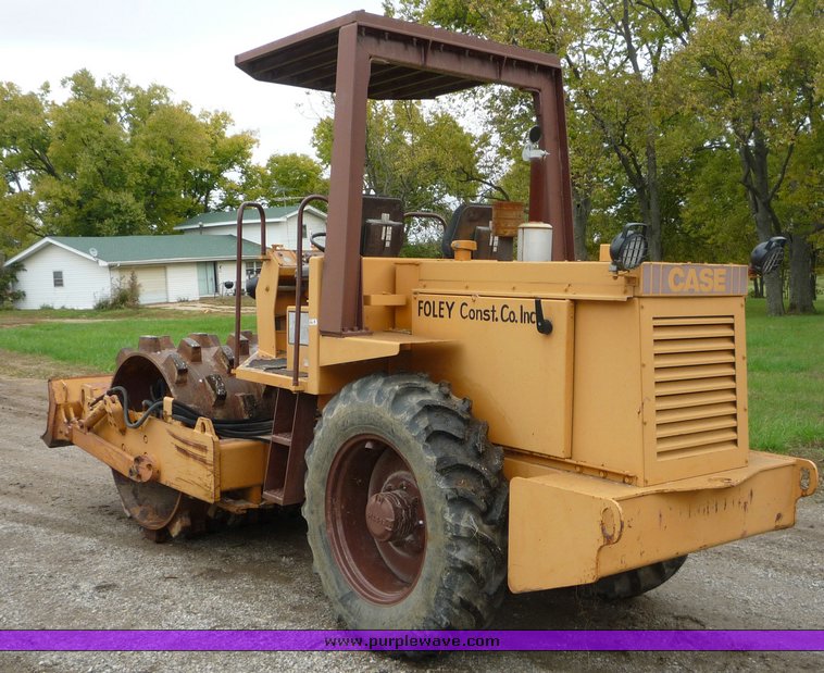 image for item 2073 Case 602B vibratory compactor roller