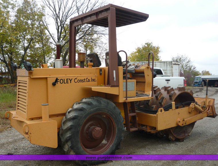 image for item 2073 Case 602B vibratory compactor roller