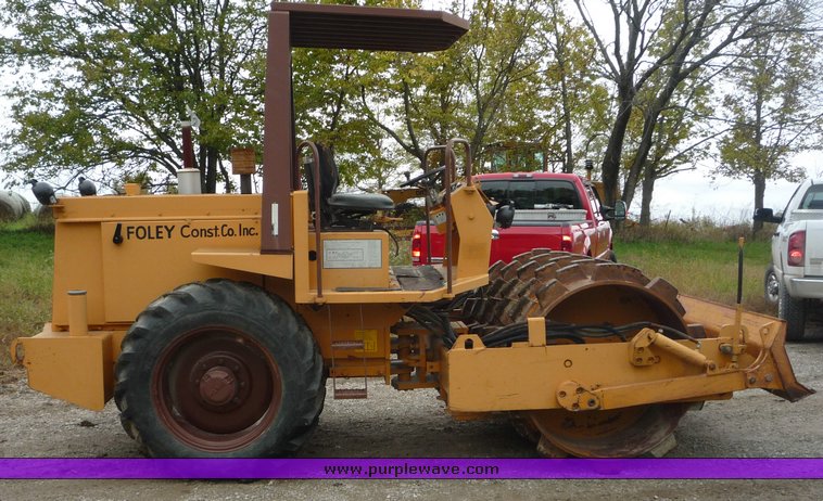 image for item 2073 Case 602B vibratory compactor roller