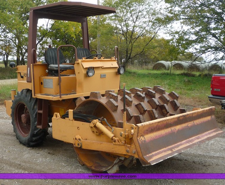 image for item 2073 Case 602B vibratory compactor roller