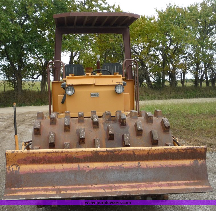 image for item 2073 Case 602B vibratory compactor roller