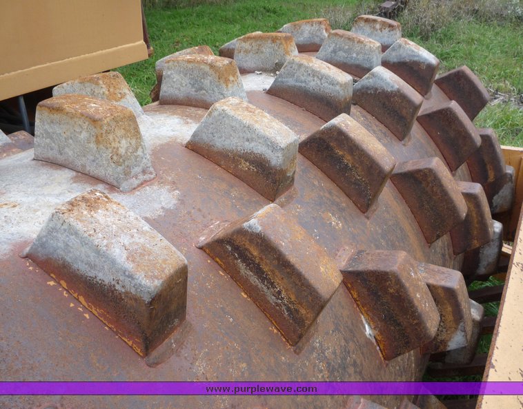 image for item 2073 Case 602B vibratory compactor roller