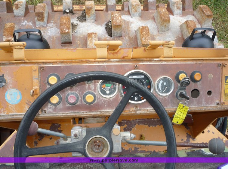 image for item 2073 Case 602B vibratory compactor roller