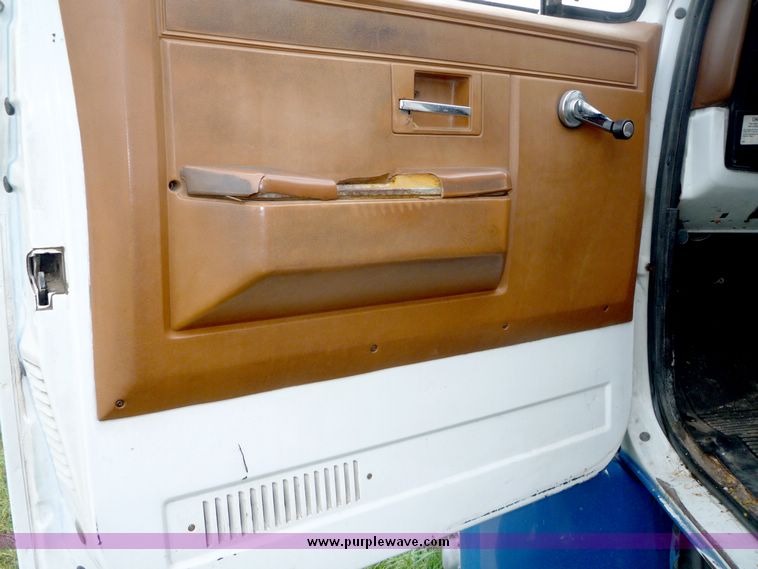 image for item 2106 1989 GMC Top Kick flatbed truck