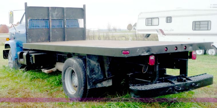 image for item 2106 1989 GMC Top Kick flatbed truck