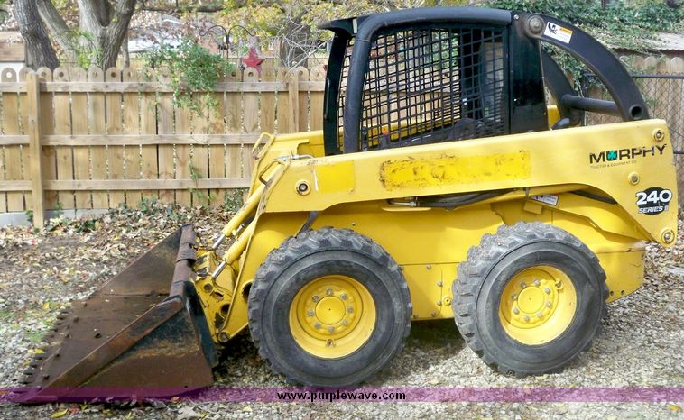 image for item 4185 2004 John Deere 240 Series II skid steer