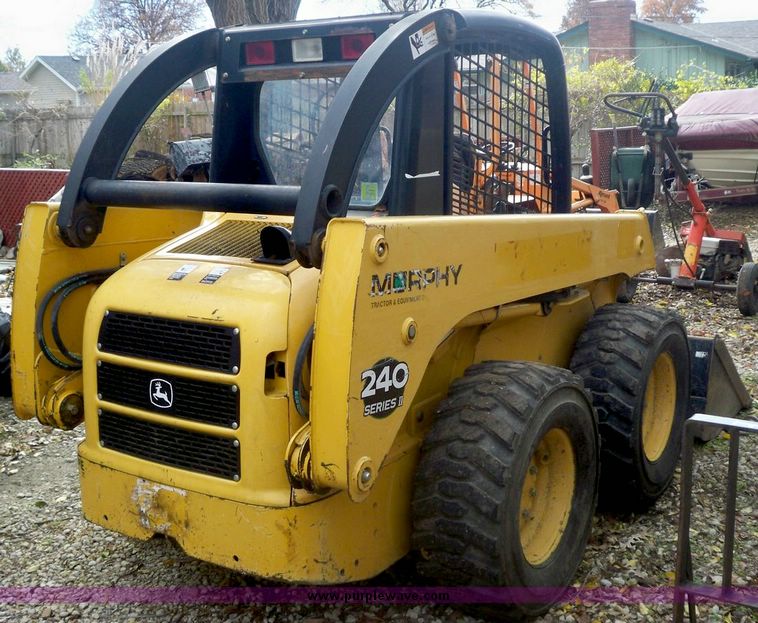 image for item 4185 2004 John Deere 240 Series II skid steer