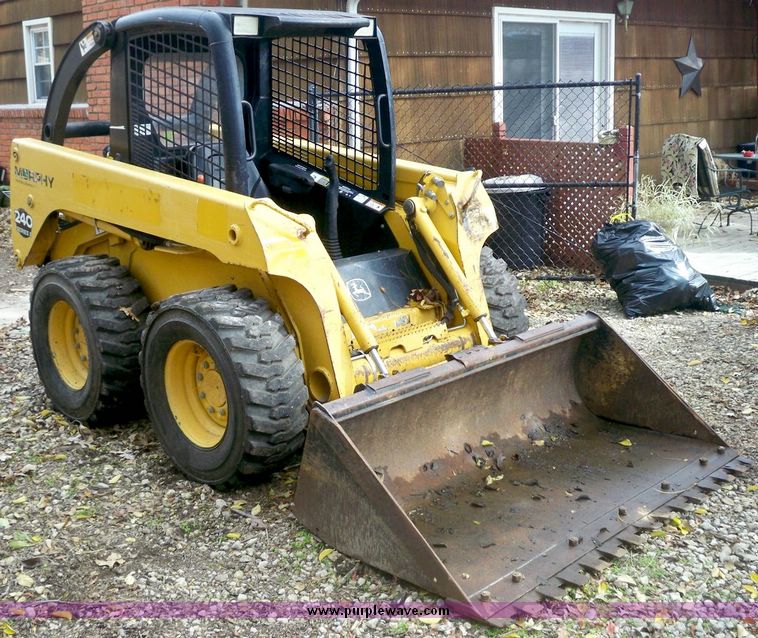 image for item 4185 2004 John Deere 240 Series II skid steer