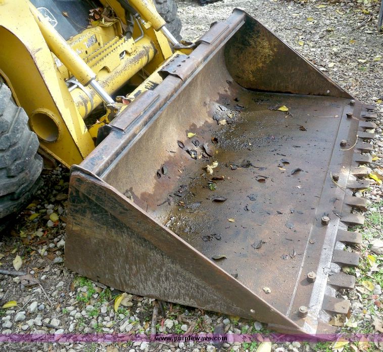 image for item 4185 2004 John Deere 240 Series II skid steer