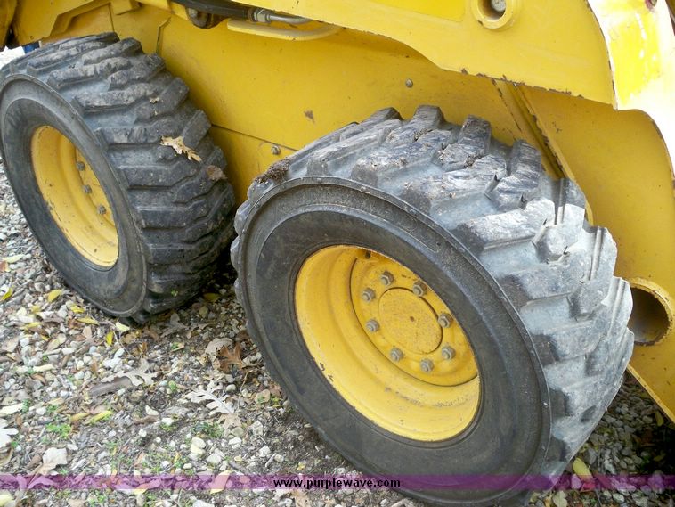 image for item 4185 2004 John Deere 240 Series II skid steer