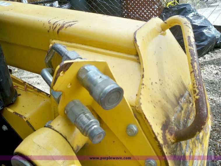 image for item 4185 2004 John Deere 240 Series II skid steer