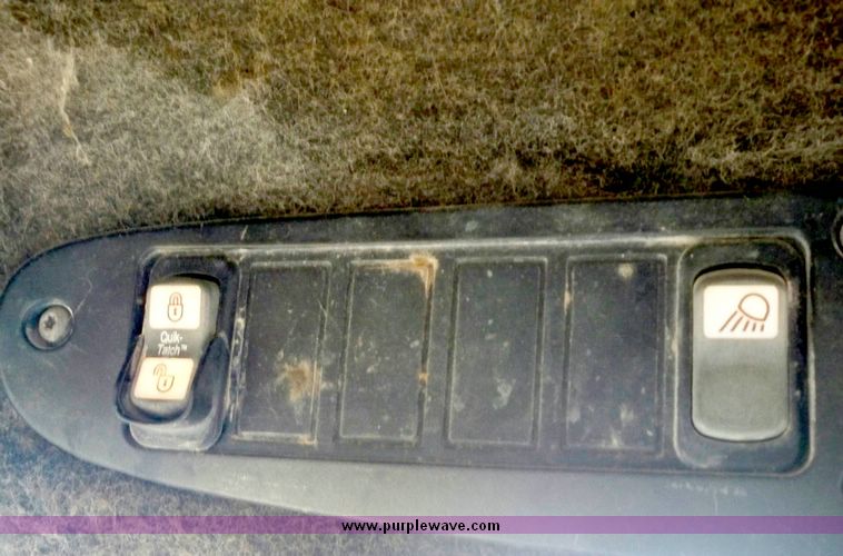 image for item 4185 2004 John Deere 240 Series II skid steer