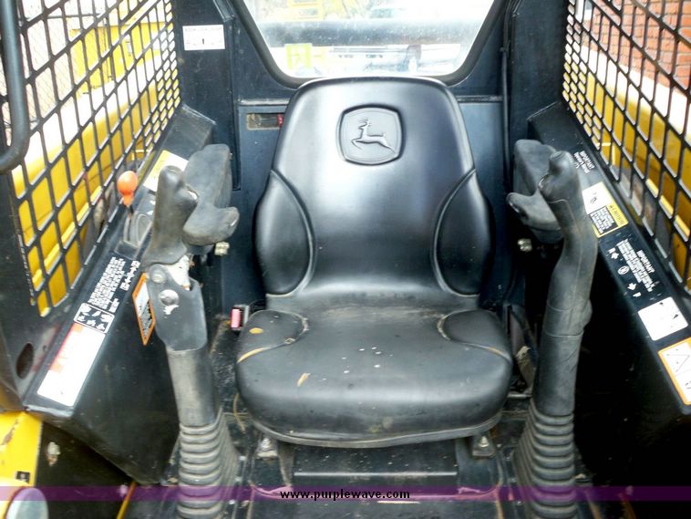 image for item 4185 2004 John Deere 240 Series II skid steer