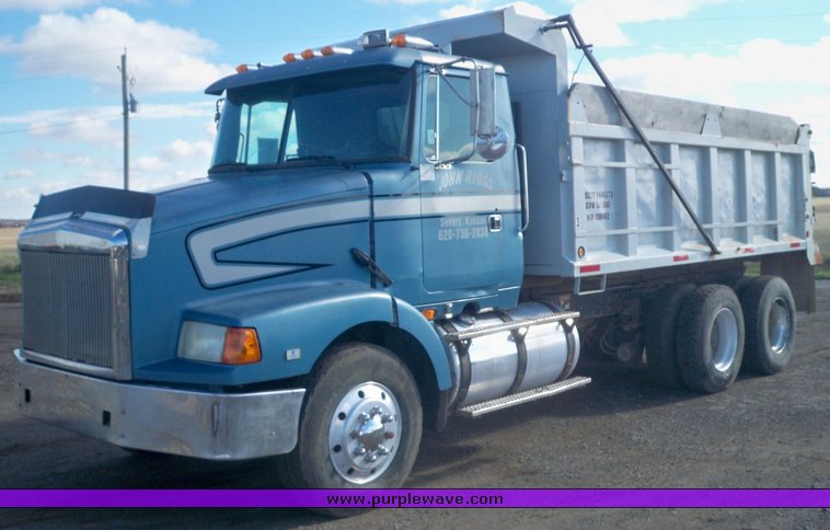 image for item 4321 1995 Volvo Aero WCA dump truck