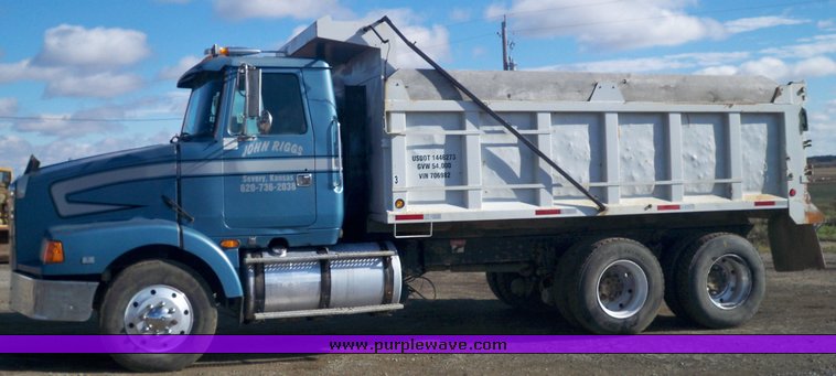 image for item 4321 1995 Volvo Aero WCA dump truck
