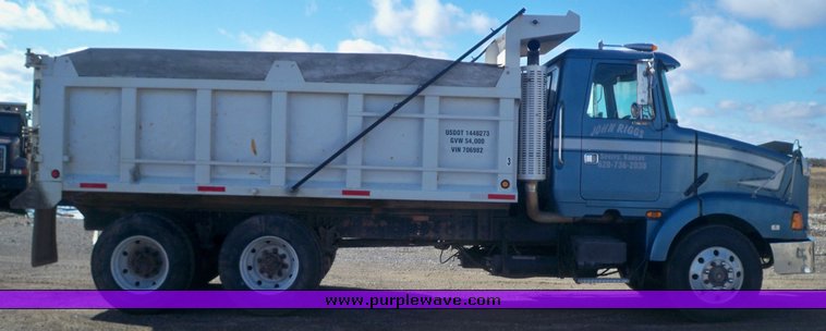 image for item 4321 1995 Volvo Aero WCA dump truck