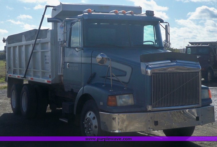 image for item 4321 1995 Volvo Aero WCA dump truck