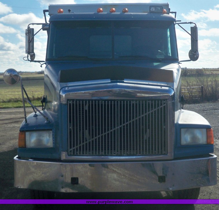 image for item 4321 1995 Volvo Aero WCA dump truck