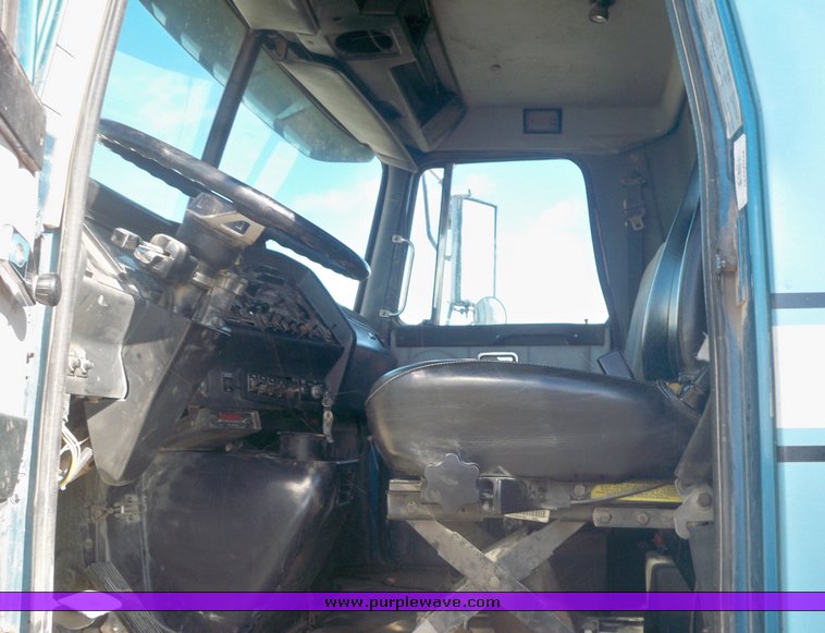 image for item 4321 1995 Volvo Aero WCA dump truck