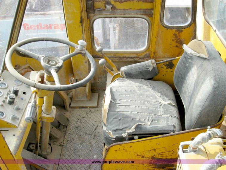 image for item 6392 Caterpillar 966C wheel loader