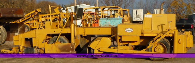 image for item 8592 1990 Blaw-Knox RW100A shoulder machine