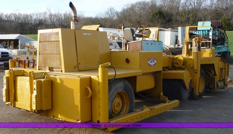 image for item 8592 1990 Blaw-Knox RW100A shoulder machine