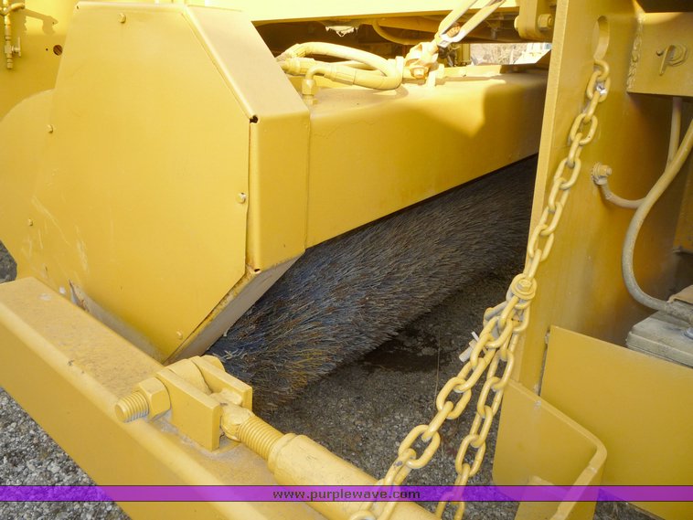 image for item 8592 1990 Blaw-Knox RW100A shoulder machine