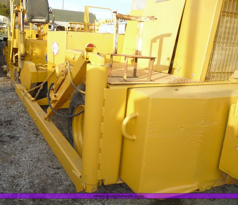 image for item 8592 1990 Blaw-Knox RW100A shoulder machine