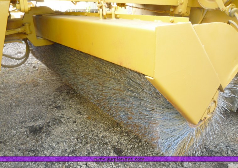 image for item 8592 1990 Blaw-Knox RW100A shoulder machine