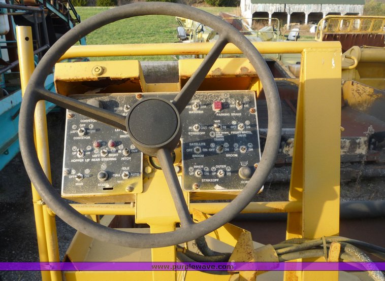 image for item 8592 1990 Blaw-Knox RW100A shoulder machine