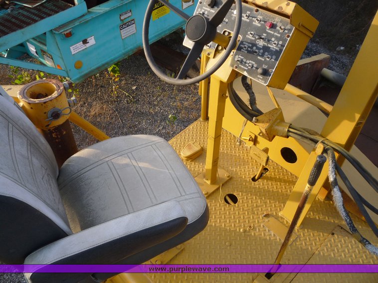 image for item 8592 1990 Blaw-Knox RW100A shoulder machine