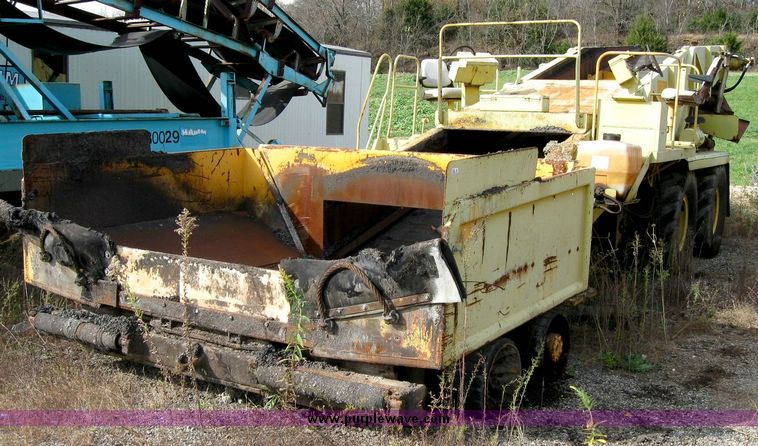 image for item 8822 Blaw-Knox MC-30 asphalt transfer machine