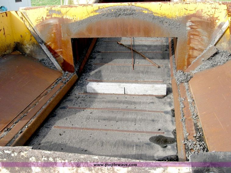 image for item 8822 Blaw-Knox MC-30 asphalt transfer machine