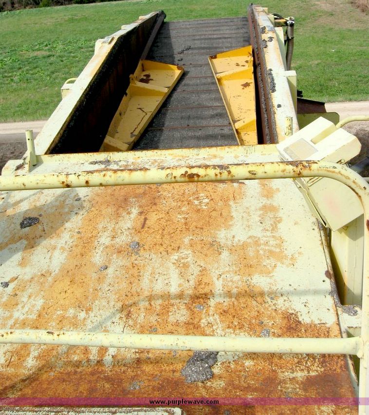 image for item 8822 Blaw-Knox MC-30 asphalt transfer machine