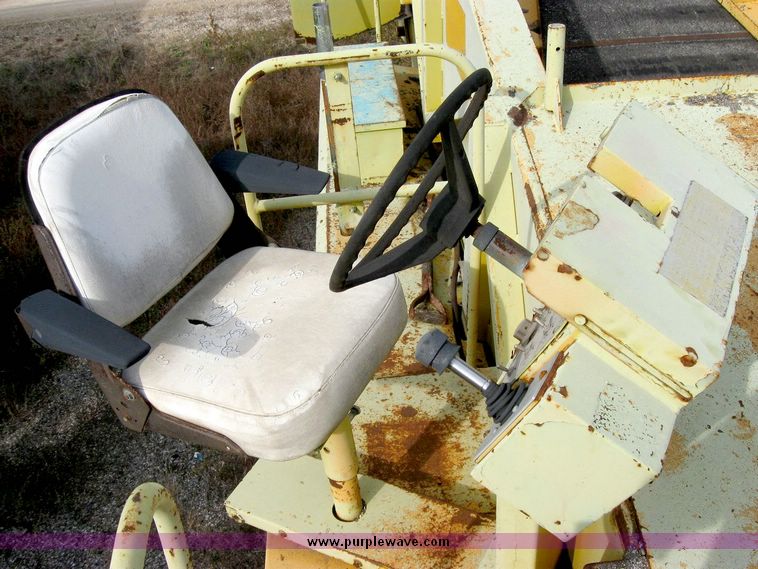 image for item 8822 Blaw-Knox MC-30 asphalt transfer machine