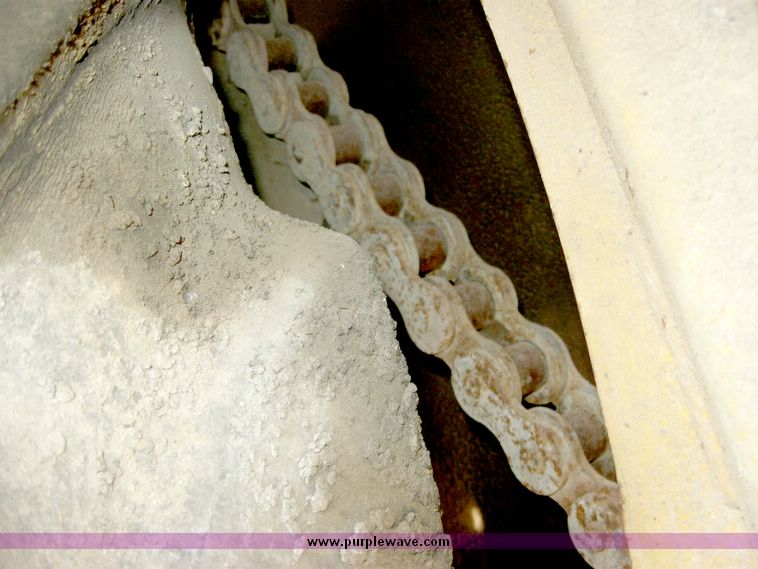 image for item 8822 Blaw-Knox MC-30 asphalt transfer machine