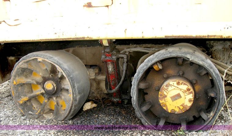 image for item 8822 Blaw-Knox MC-30 asphalt transfer machine