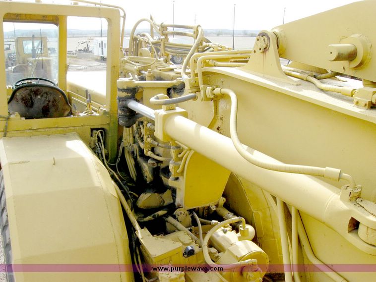 image for item 8823 Caterpillar 621B scraper