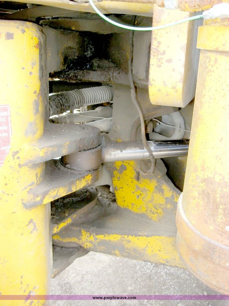 image for item 8825 Caterpillar 966C wheel loader