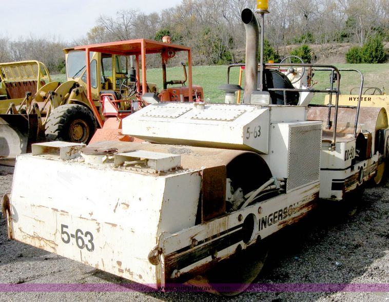 image for item 8830 Ingersoll Rand DD-90 vibratory compactor