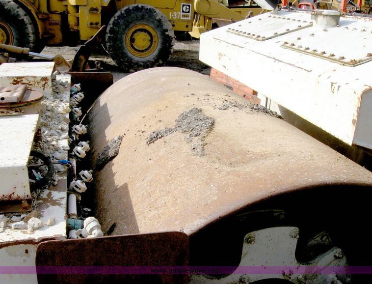 image for item 8830 Ingersoll Rand DD-90 vibratory compactor