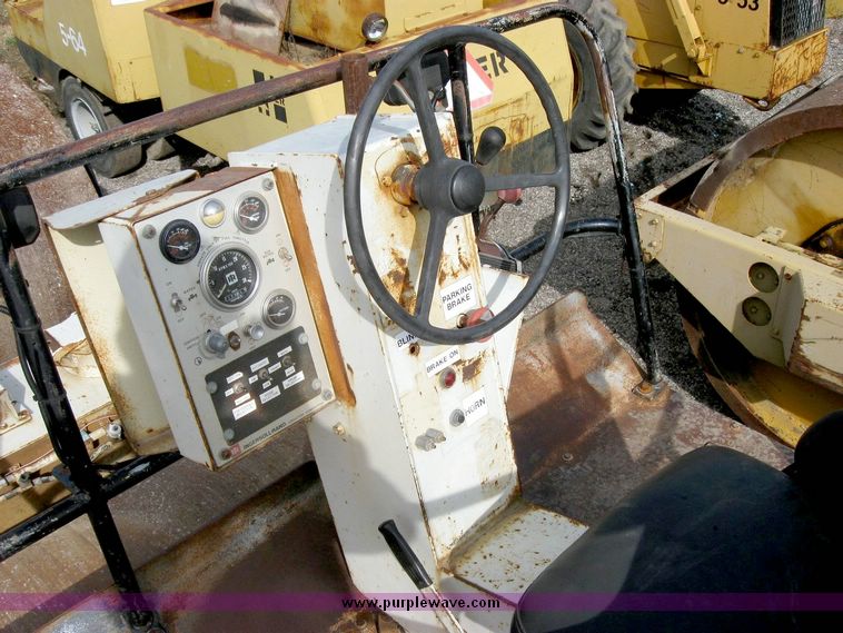 image for item 8830 Ingersoll Rand DD-90 vibratory compactor