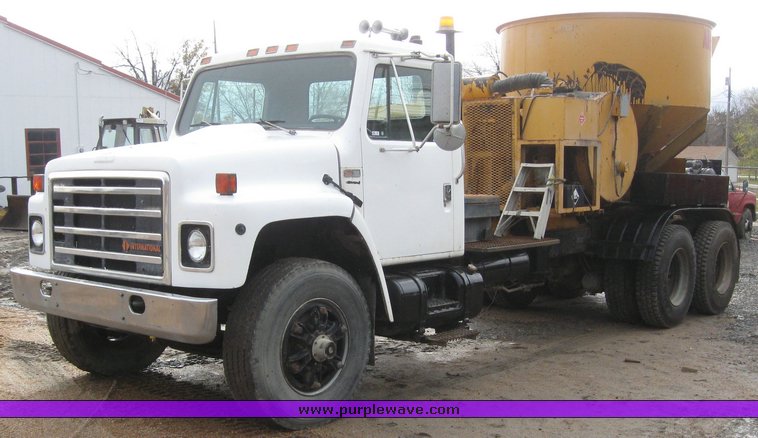 image for item 8863 1987 International F-1954 6x4 truck with AMZ asphalt applicator