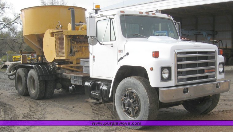 image for item 8863 1987 International F-1954 6x4 truck with AMZ asphalt applicator