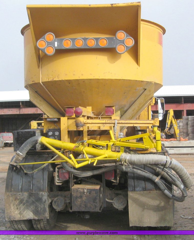 image for item 8863 1987 International F-1954 6x4 truck with AMZ asphalt applicator