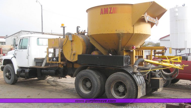 image for item 8863 1987 International F-1954 6x4 truck with AMZ asphalt applicator